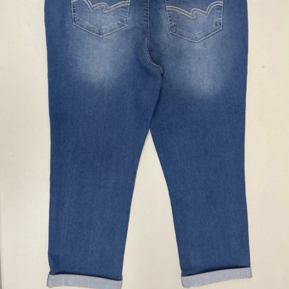 Wallflower Women’s Medium Wash Denim Pull on Capri Cropped Blue Jeans size 14 - Picture 7 of 7